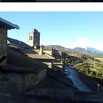 Vistas A La Montana En Un Pueblo Con Encanto.