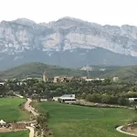 Vistas A La Montana En Un Pueblo Con Encanto.