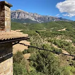 Vistas A La Montana En Un Pueblo Con Encanto. *