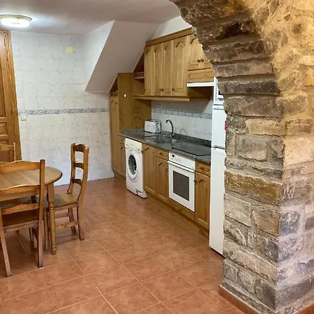 Vistas A La Montana En Un Pueblo Con Encanto. *