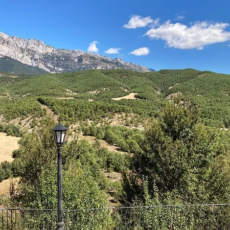 Vistas A La Montana En Un Pueblo Con Encanto. El Pueyo de Araguás