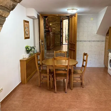 Vistas A La Montana En Un Pueblo Con Encanto.