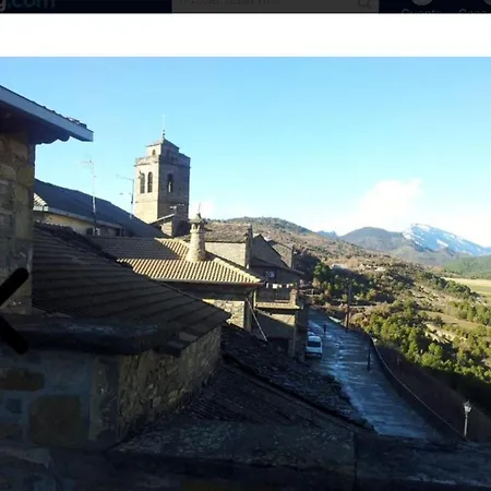 Vistas A La Montana En Un Pueblo Con Encanto.
