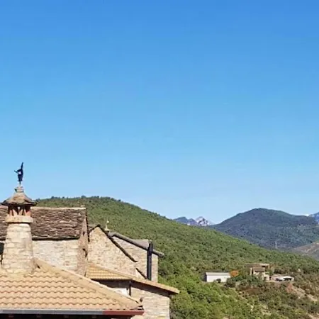 Vistas A La Montana En Un Pueblo Con Encanto. Apartamento El Pueyo de Araguás