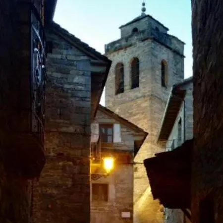 Vistas A La Montana En Un Pueblo Con Encanto.