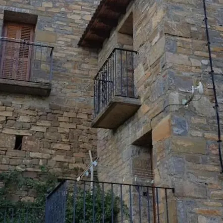Vistas A La Montana En Un Pueblo Con Encanto. Apartamento El Pueyo de Araguás