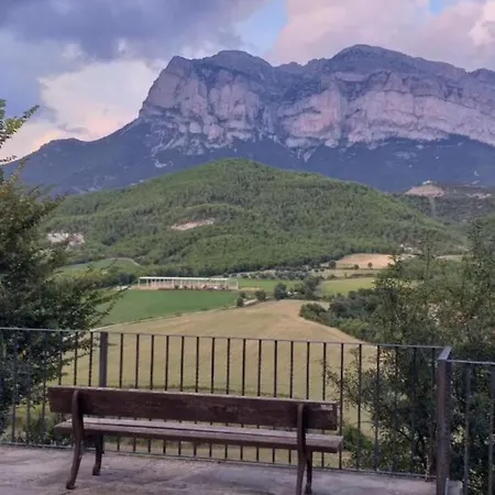Vistas A La Montana En Un Pueblo Con Encanto. *