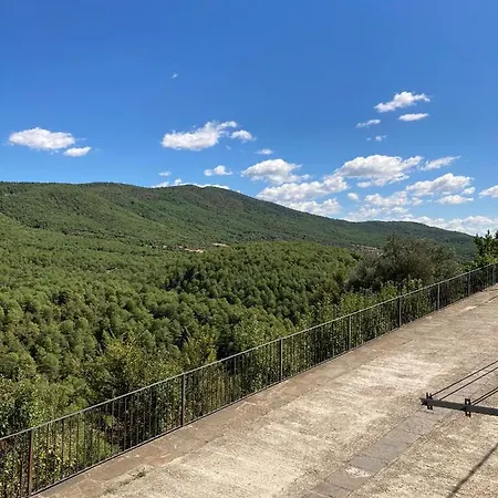 Vistas A La Montana En Un Pueblo Con Encanto. *