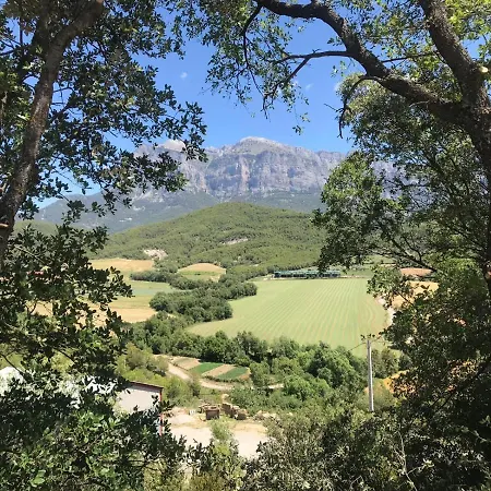 Vistas A La Montana En Un Pueblo Con Encanto. *