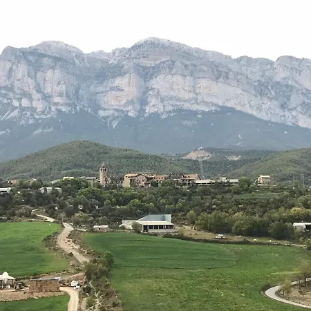 Vistas A La Montana En Un Pueblo Con Encanto.