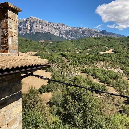 Vistas A La Montana En Un Pueblo Con Encanto. *