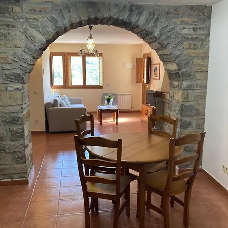 Vistas A La Montana En Un Pueblo Con Encanto. El Pueyo de Araguás