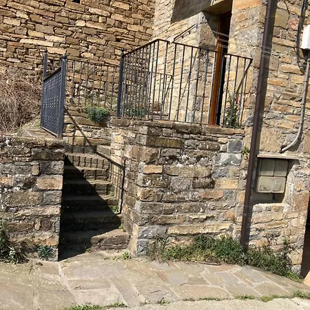 Vistas A La Montana En Un Pueblo Con Encanto. *