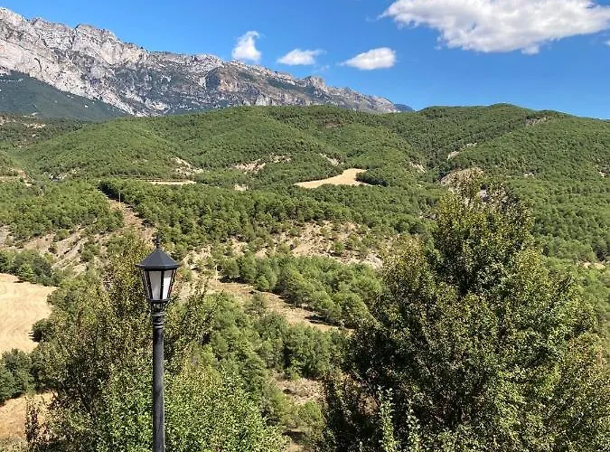 Vistas A La Montana En Un Pueblo Con Encanto. El Pueyo de Araguás