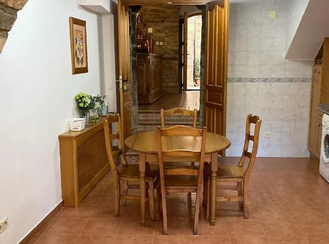 Vistas A La Montana En Un Pueblo Con Encanto.