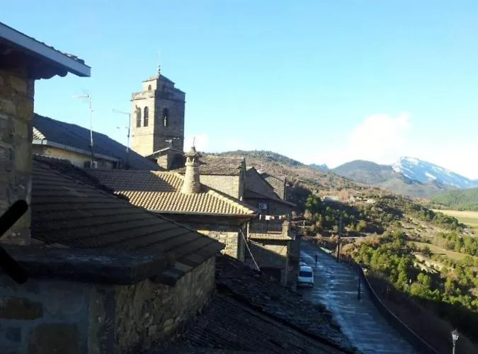 Vistas A La Montana En Un Pueblo Con Encanto.