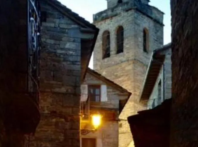 Vistas A La Montana En Un Pueblo Con Encanto.