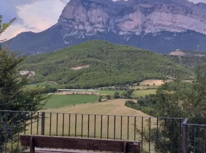 Vistas A La Montana En Un Pueblo Con Encanto. *
