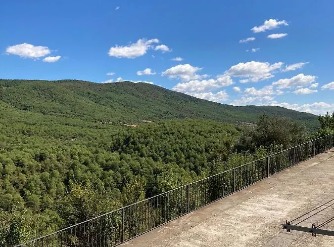 Vistas A La Montana En Un Pueblo Con Encanto. *