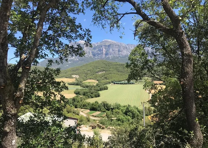 Vistas A La Montana En Un Pueblo Con Encanto. *