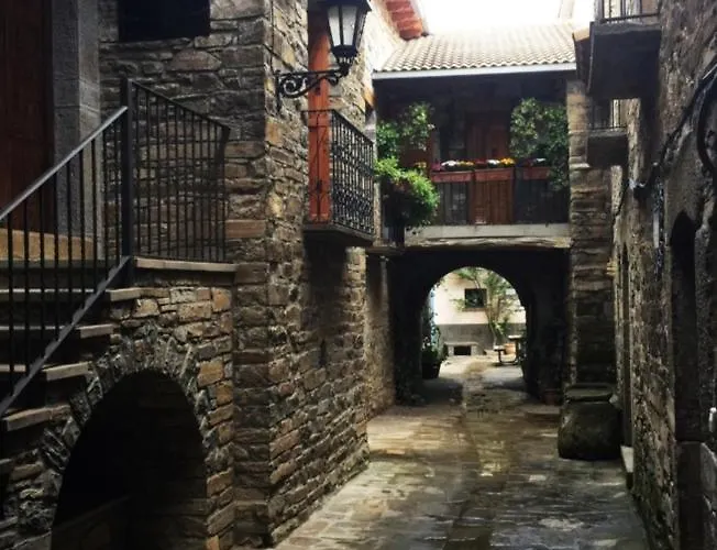 Vistas A La Montana En Un Pueblo Con Encanto. El Pueyo de Araguás