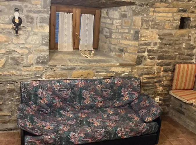 Vistas A La Montana En Un Pueblo Con Encanto. El Pueyo de Araguás