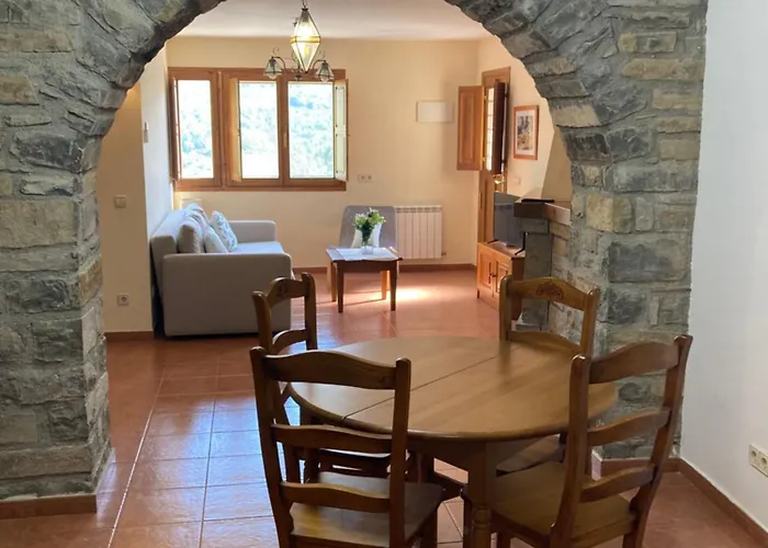 Vistas A La Montana En Un Pueblo Con Encanto. El Pueyo de Araguás